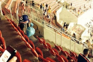 Cả thế giới cảm phục cổ động viên Nhật nhặt rác sau trận đấu