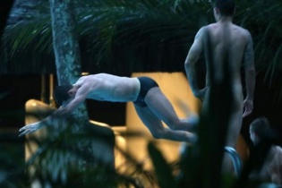 Các tuyển thủ Croatia lộ ảnh tắm khỏa thân ở bể bơi