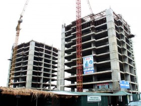 Độc chiêu “thoát xác” để hồi sinh của AZ Land