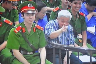Bầu Kiên, mùi tiền và báo chí