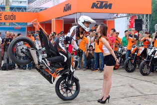 Thót tim màn trình diễn bốc đuôi xe hôn PR xinh đẹp