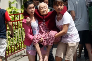 Chung cư 24 tầng phát hoả, hàng trăm người tháo chạy