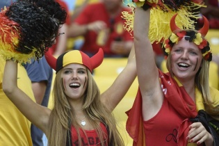 Ngất ngây những cổ động viên xinh đẹp trận Nga - Bỉ