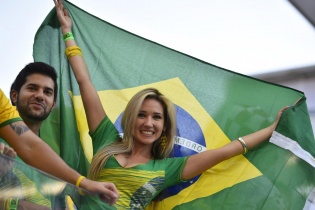 Những fan nữ xinh đẹp, bốc lửa đốt cháy của World Cup 2014