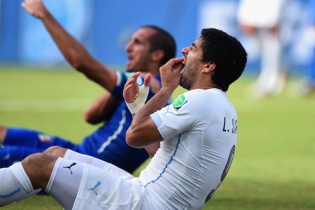 Kỳ quặc: Hàng chục cổ đông viên đã cá cược Suarez sẽ cắn đối thủ
