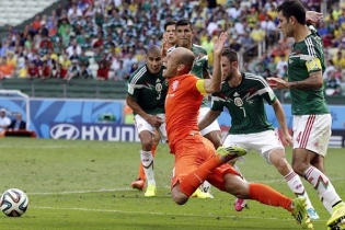 Hà Lan vs Mexico:  Miguel Herrera đòi đuổi trọng tài vì cú ngã của Robben