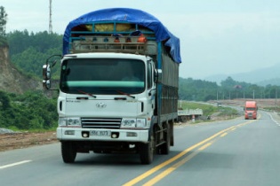 Đầu gấu áp tải containner, xe quá tải chạy vào cao tốc Nội Bài - Lào Cai