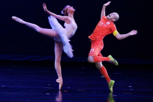 Hài hước ảnh chế pha Robben ngã "ăn vạ" kinh điển