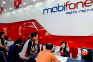 MobiFone tặng cẩm nang chống lừa đảo cho khách hàng