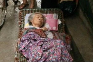 Cộng đồng mạng dậy sóng việc cụ bà hơn 80 tuổi ốm yếu bị bỏ mặc ngoài cửa
