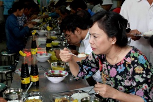 Phu nhân Chủ tịch nước xếp hàng ăn cơm 2.000 đồng cùng người lao động nghèo