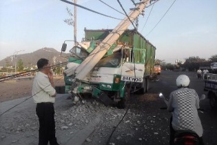 Tài xế ngủ gật tông đổ trụ điện