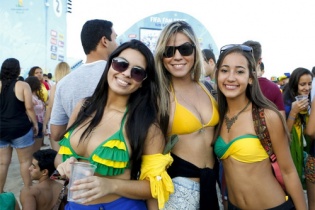 Brazil lấn lướt Colombia bằng... nữ CĐV xinh đẹp, gợi cảm