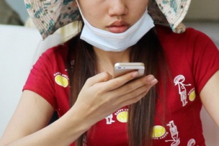 Cô gái mạo hiểm đu cây thoát chết khỏi đám cháy tiệm giày