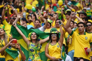 World Cup 2014: Bão từ Brazil nổi lên lúc nửa đêm