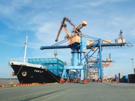 Mặt trái của tấm huân chương xuất siêu, lạm phát thấp