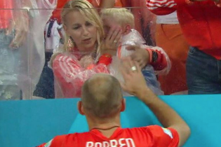 Con trai Robben rơi lệ khi Hà Lan bị Argentina loại sau loạt "đấu súng"
