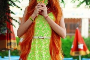 Người mẫu giống búp bê Barbie khẳng định không phẫu thuật