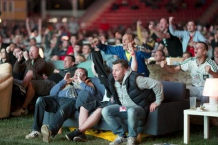 Cổ động viên Đức mang sofa vào sân vận động xem trận chung kết