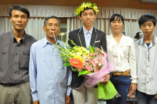 Bố mẹ phụ hồ nuôi con giành huy chương vàng Olympic Toán Quốc tế