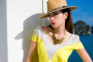 Siêu mẫu Ngọc Thuý gợi cảm và kiêu kỳ trên vịnh Hạ Long