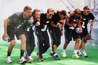 Pha ăn mừng của cầu thủ Đức bị ví là “bọn phát xít ghê tởm”