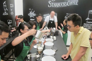 Starbucks Hà Thành hút dân sành cafe?