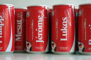Lon Coca-Cola in tên tuyển thủ Đức thành hàng hot