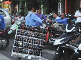 Nguy cơ hỏng mắt khi dùng kính rởm bán dạo