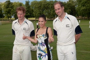 Ca sĩ Thu Minh được hai Hoàng tử Anh tiếp đón