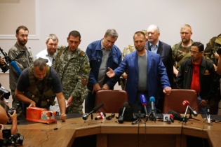 Bàn giao hộp đen MH17 cho Malaysia