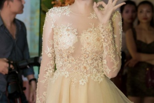 Diễm Hương lấp lửng trước tin đồn có thai với bạn trai mới