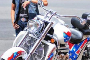 Công mô tô bị truy tố tội "Đưa hối lộ"