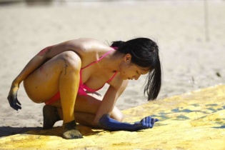 Cuộc đua kỳ thú: Quá lố với thí sinh mặc bikini, vẽ tranh bằng...mông?