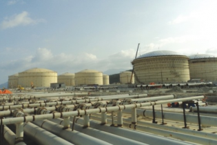 Kho xăng dầu ngoại quan Vân Phong lỗ do vắng khách