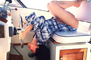 Các tư thế yoga đẹp và độc của vợ sao Hollywood