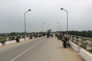 Nam thanh niên bất ngờ nhảy cầu Đô Lương tự tử