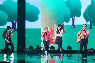 Nhân tố bí ẩn Liveshow 1: F-Band hát "quái" quậy tưng bừng