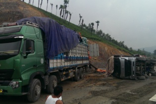 Đầu gấu hộ tống xe hổ vồ xé nát đường cao tốc đang thi công