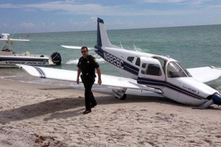 Phi cơ hạ xuống bãi biển đâm chết người