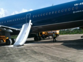 Phạt khách tí toáy mở cửa thoát hiểm máy bay 15 triệu đồng