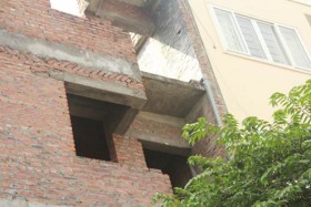 Sống bất an với biệt thự bỏ hoang