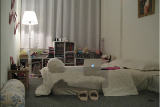 Bị chê "khoe của" biệt thự triệu đô, Thủy Tiên "khoe" phòng trọ thời gian khó