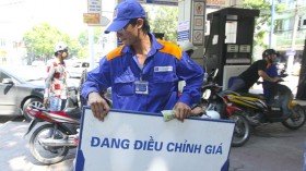 Giá xăng dầu thế giới giảm, trong nước chờ đề xuất