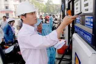 Giá xăng RON 92 giảm thêm 500 đồng/lít