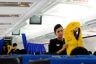 Khách "ngây ngô" cầm nhầm phao cứu sinh máy bay