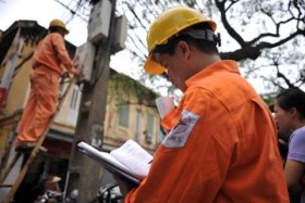 Không tăng giá điện trong thời gian tới, xăng còn chờ