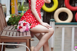 Dương Kim Ánh khoe chân dài miên man