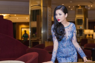 Lệ Quyên sexy với bộ đầm xuyên thấu