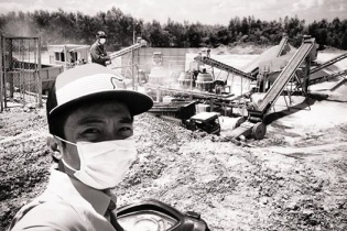 Cường Đô la đi xe máy cà tàng trên công trường gây "bão"